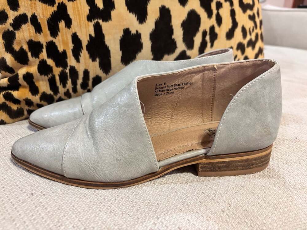Beast Fashion Flats Size 6 Gray Pointed Toe